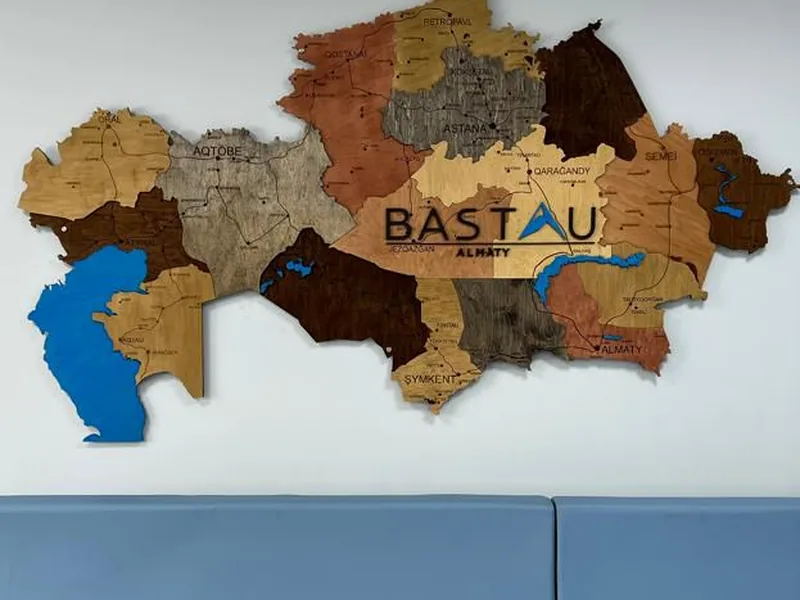 Карта Казахстана из дерева с логотипом BASTAU в офисе компании
