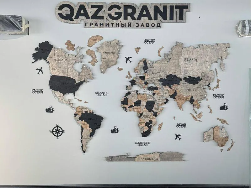Карта мира в графитовой гамме в холле гранитного завода QAZ GRANIT
